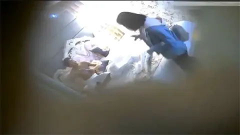 偷拍下面有点干涩